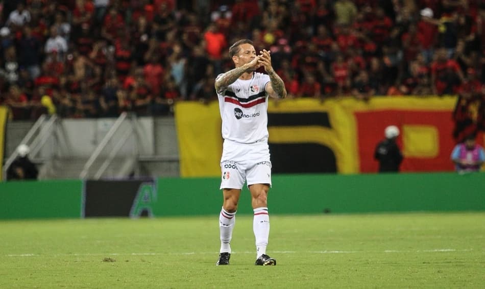 Após titularidade no clássico, Baraka mira sequência pelo Santa Cruz