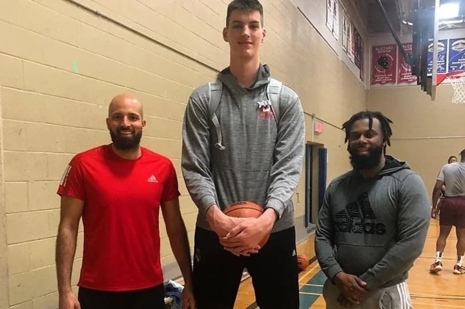 Conheça Olivier Rioux, o adolescente mais alto do mundo