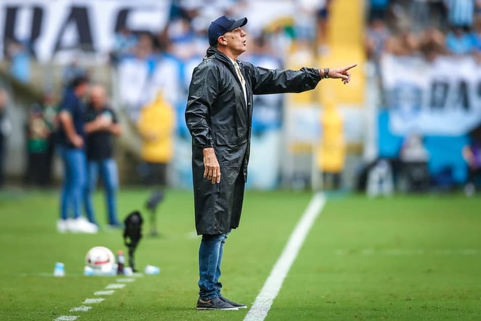 Renato Gaúcho exalta classificação do Grêmio 'com emoção', mas condena vaias a Thiago Santos