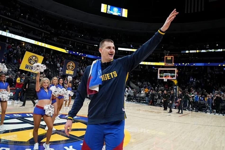Em duelo de líderes, Nikola Jokic comanda vitória do Nuggets sobre o Bucks