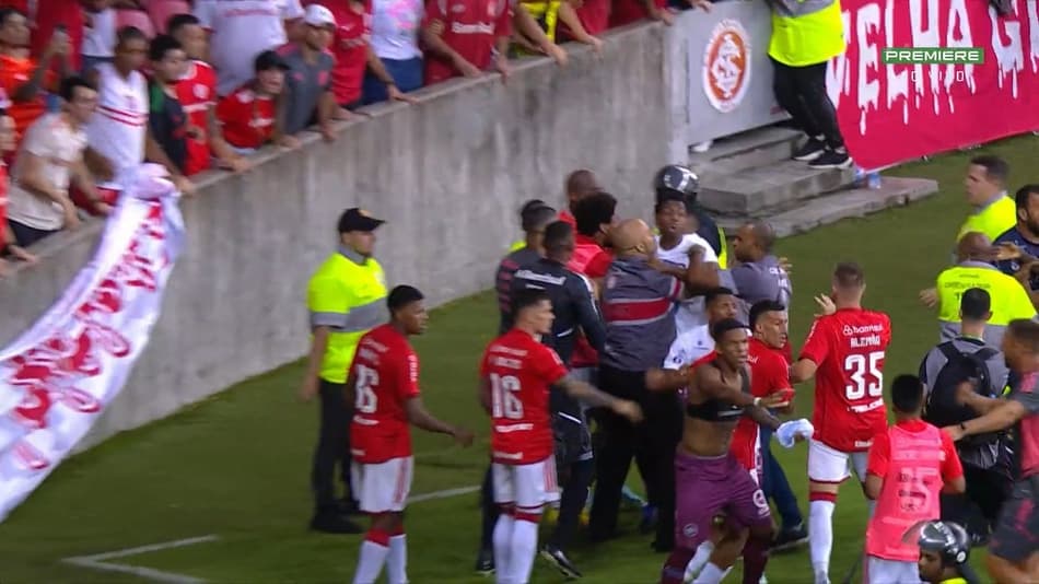 Internacional x Caxias: torcedor que entrou no gramado com criança no colo pode responder criminalmente