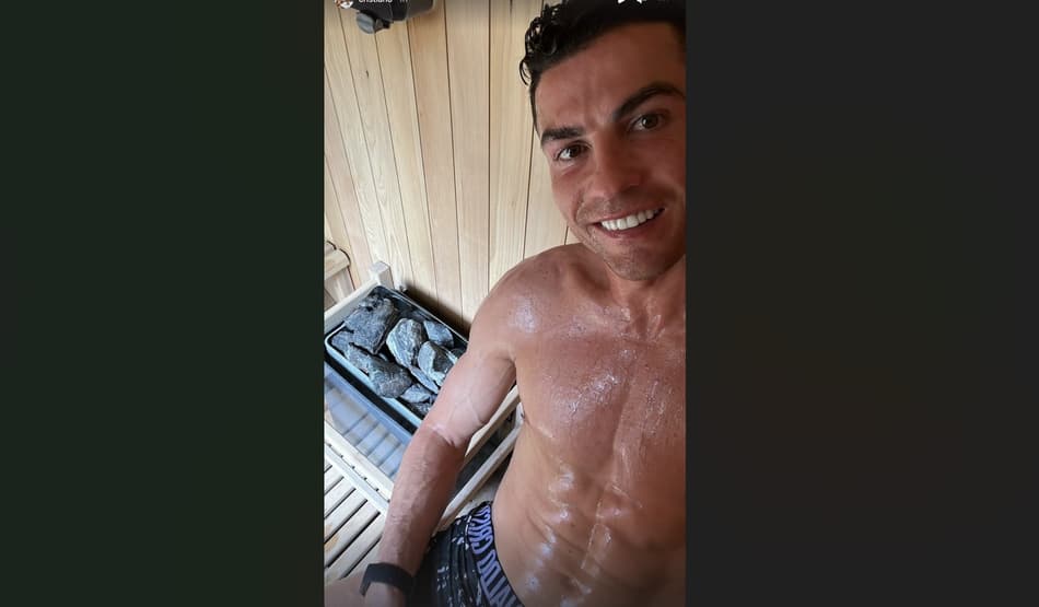 Na sauna, Cristiano Ronaldo comenta em live de médico brasileiro: ‘Ele é p***. Obrigado, doutor’