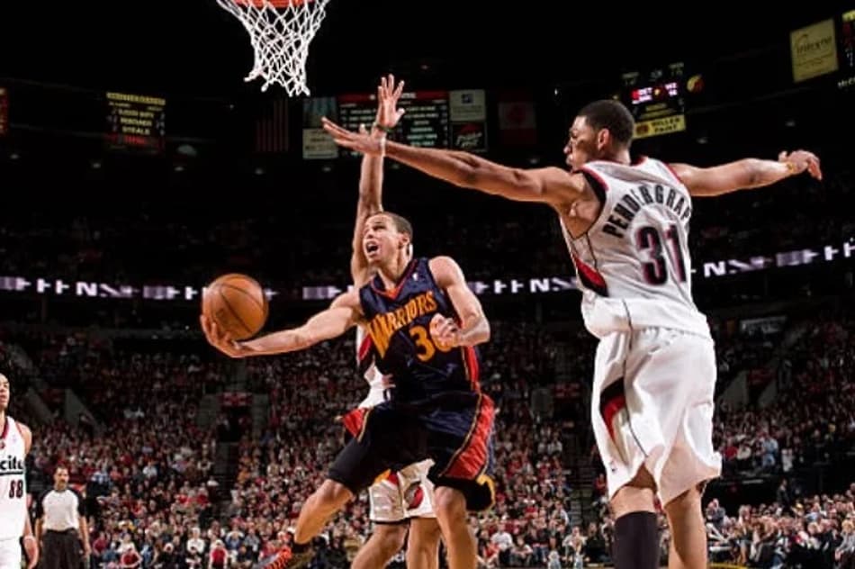 O dia em que Warriors jogou com apenas seis jogadores na NBA e Stephen Curry brilhou