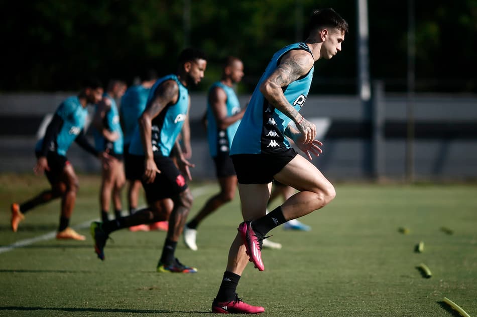 Vasco treina com quatro desfalques e Orellano é a novidade entre os titulares