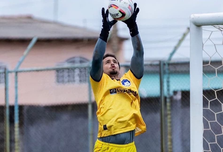 Goleiro brasileiro se recupera de lesão e aguarda propostas do Brasil