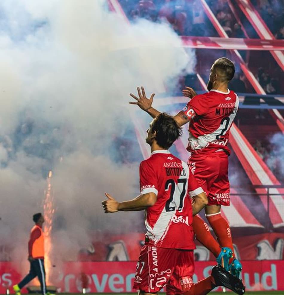 Argentino: Rival do Corinthians, Argentinos Jrs vence; Velez tropeça