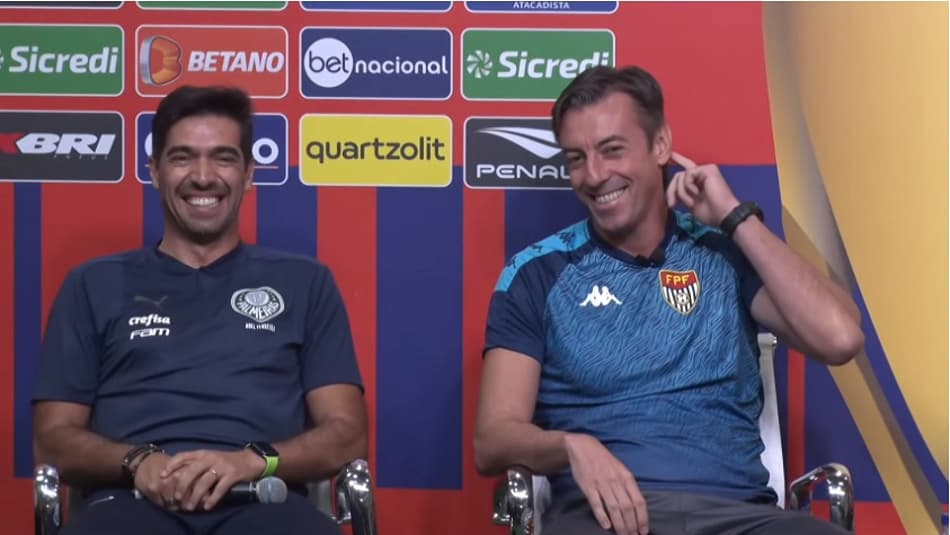 VÍDEO: Abel Ferreira brinca com Raphael Claus em coletiva: ‘Quantos cartões já me deu?’