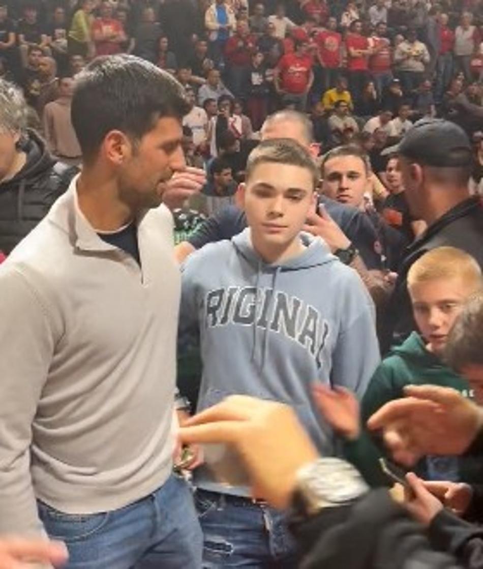 Novak Djokovic dá recompensa a menino