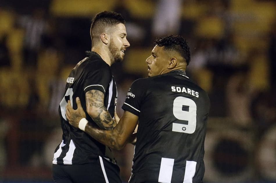 Jogador do Botafogo é exaltado por jornalistas e torcedores após vitória na Taça Rio