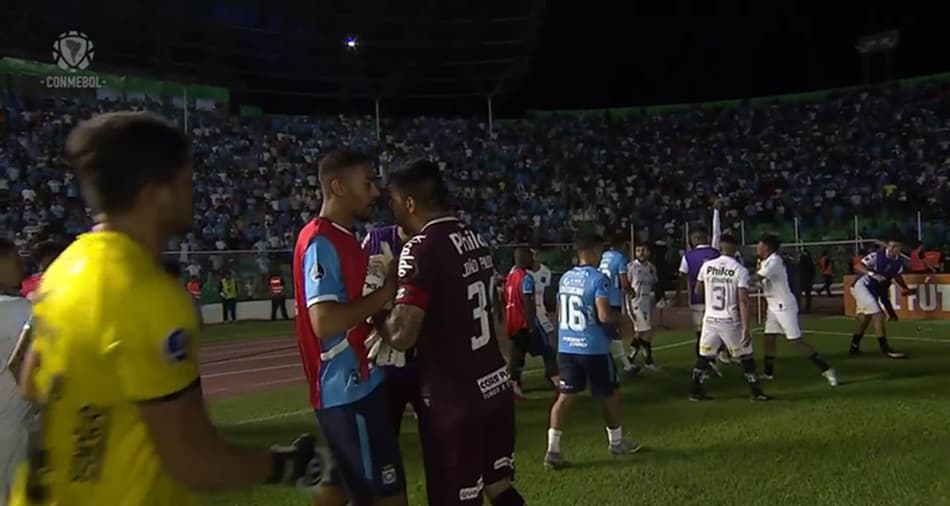VÍDEO: Vitória do Santos na estreia pela Sul-Americana termina em confusão