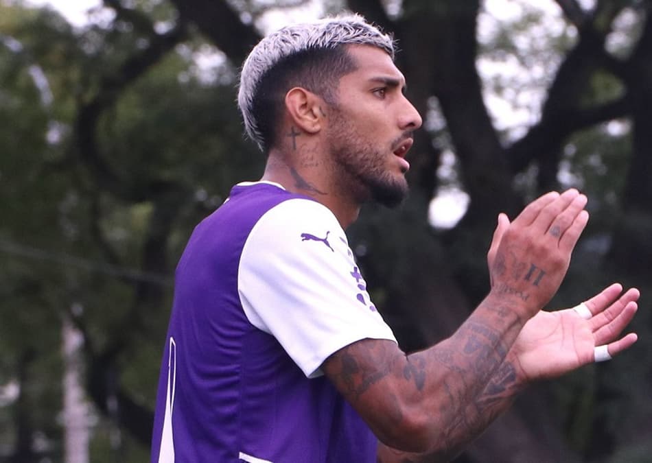 No Uruguai, jogador deixa o gramado por 'chamado da natureza'