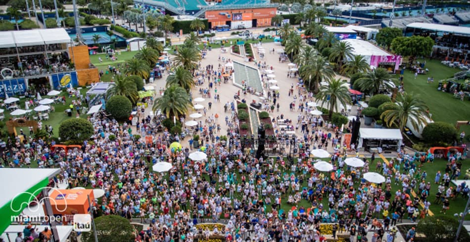 Foto aérea mostra público na parte externa das quadras no Hard Rock Stadium