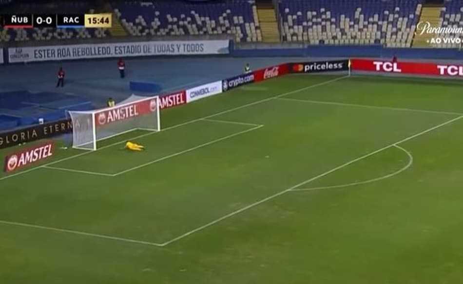 VÍDEO: Jogador do Racing faz gol antológico de antes do meio de campo na Libertadores