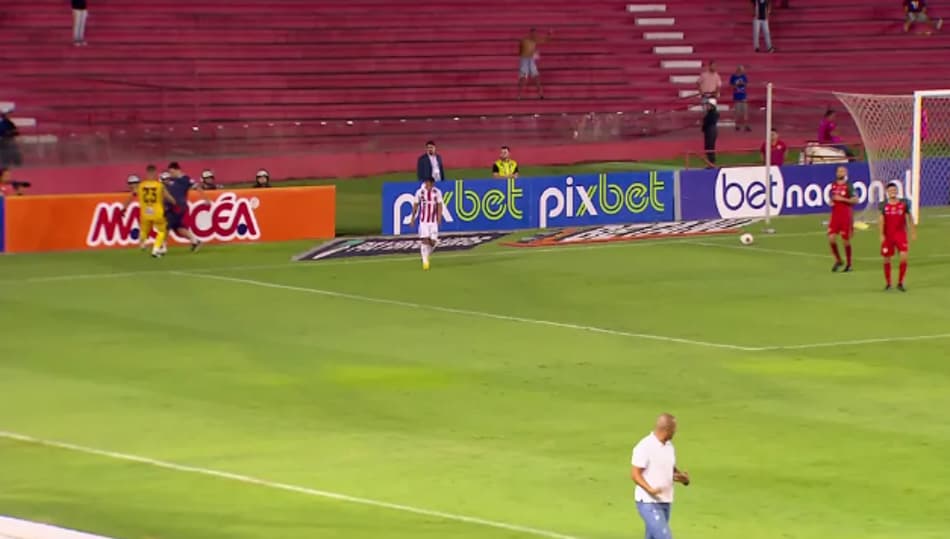 Que habilidade! Gandula viraliza após dar caneta em goleiro no Campeonato Pernambucano; veja!