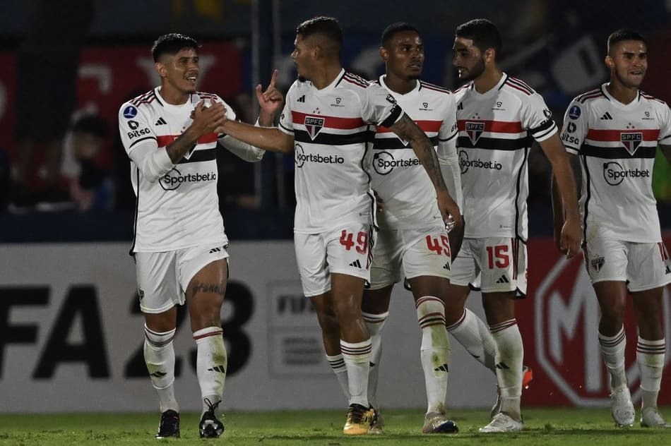 Erison desencanta, marca 2 e define vitória do São Paulo sobre Tigre em estreia na Sul-Americana