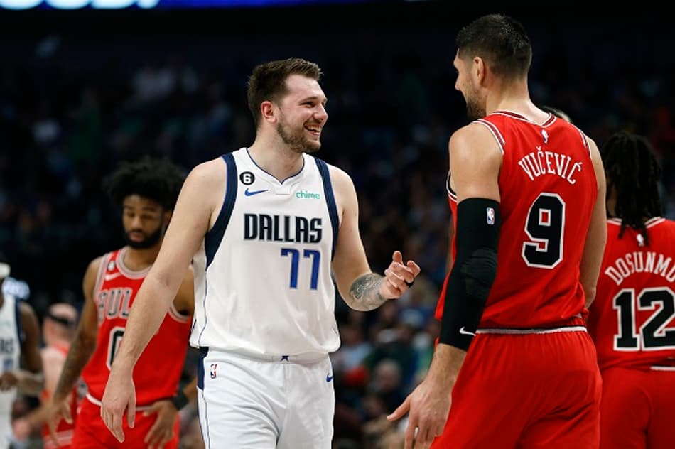 Dallas Mavericks é eliminado de forma patética, enquanto Luka Doncic assiste do banco