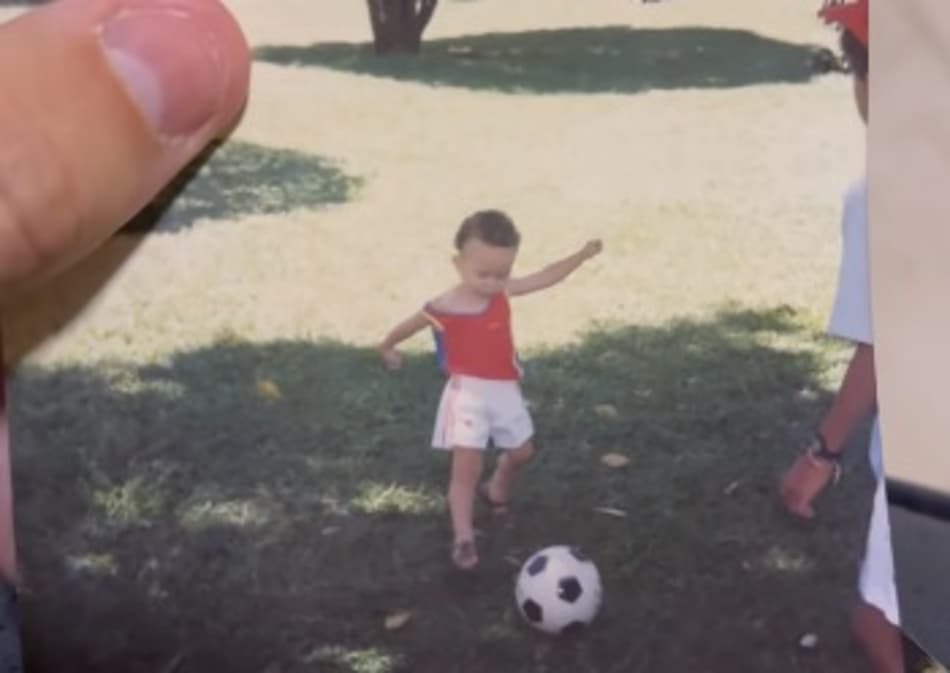 Ex-BBB 23, Fred resgata foto jogando bola e aponta semelhanças com o filho; veja reação do pequeno Cris