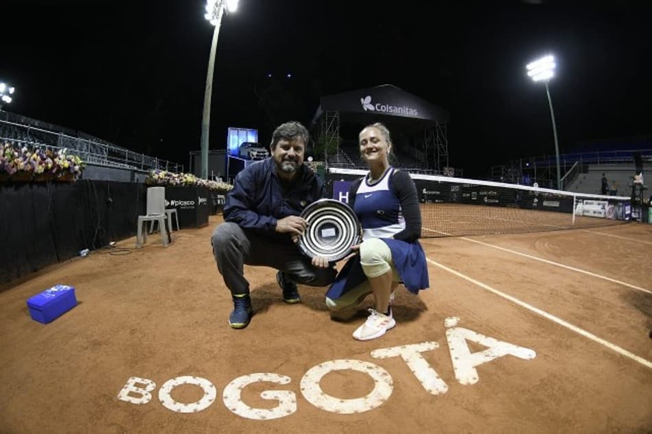 Shymanovich e técnico Afini comemoram conquista do WTA de Bogotá