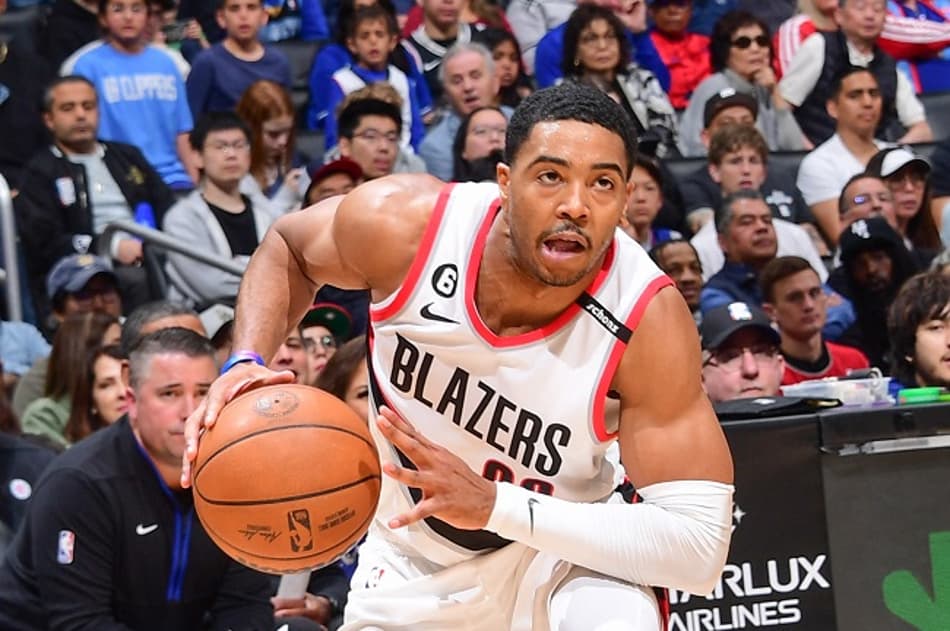 Lakers fecha contratações de dois jogadores para a pós-temporada