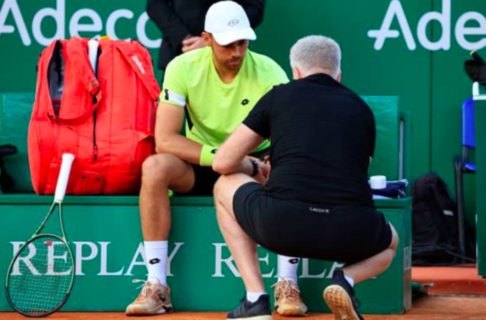 Benjamin Bonzi recebe atendimento em quadra contra Tsitsipas em Mônaco