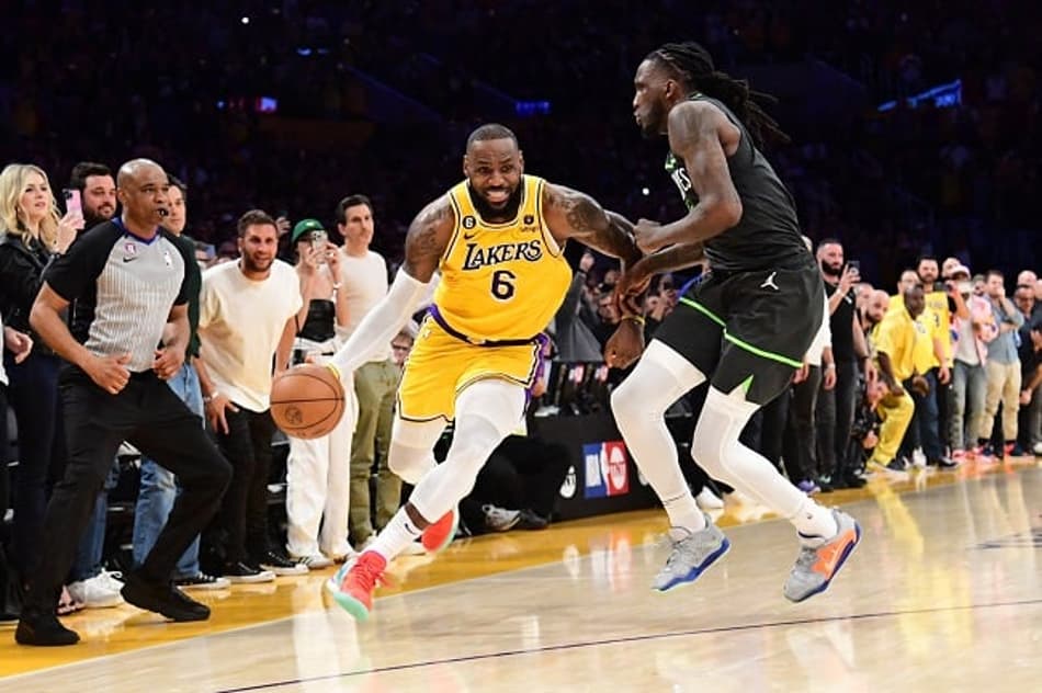 LeBron James lidera, Lakers bate Timberwolves e está nos playoffs