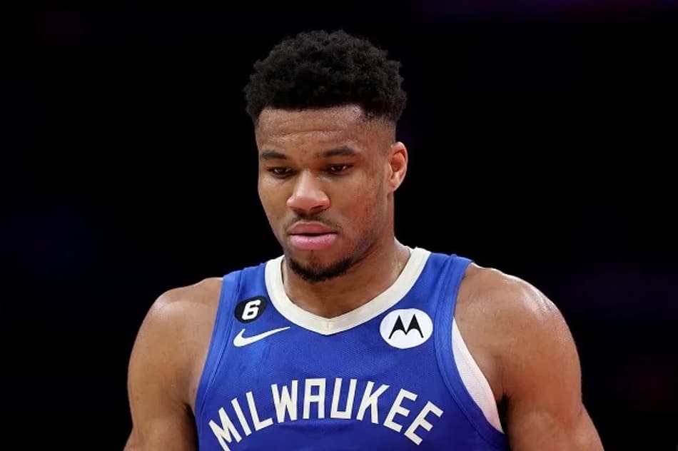 Giannis Antetokounmpo se enfurece com repórter após eliminação dos playoffs
