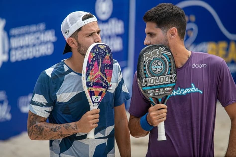 Hugo Russo de roxo e Gabriel Santos, de azul e branco