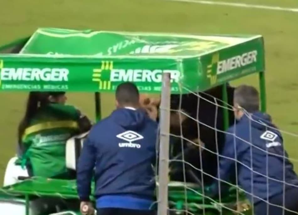 Treinador agride médico em carro da maca e depois se arrepende; assista