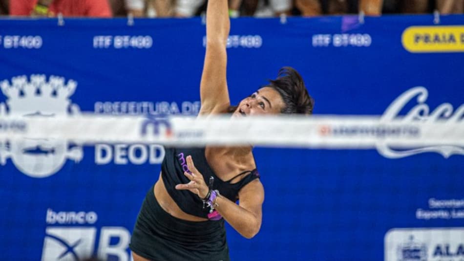Jovem paranaense salva três match-points, supera 2ª melhor dupla do mundo e vai à semi no Pure Beach