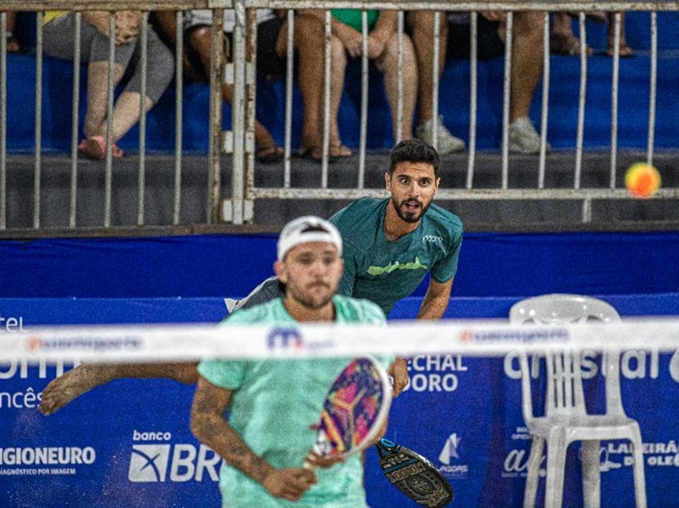 Hugo Russo de verde escuro e Gabriel Santos de verde claro