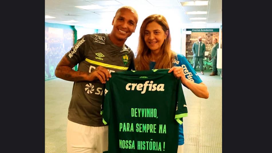 Na ‘volta para casa’, Deyverson é homenageado pela torcida e diretoria do Palmeiras