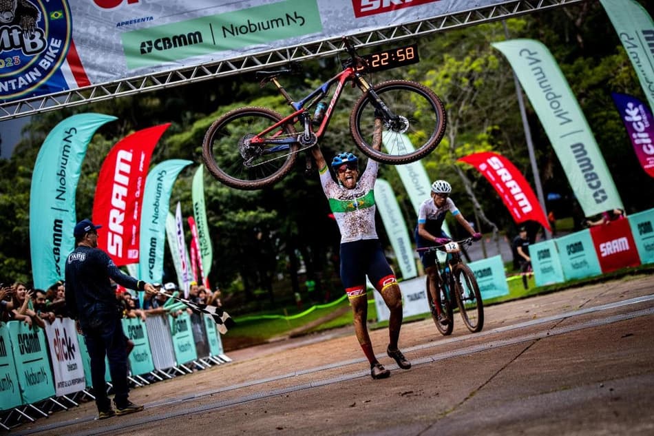 Raiza Goulão e Martin Vidaurre (CHI) são campeões da primeira de três provas da CIMTB Araxá 2023