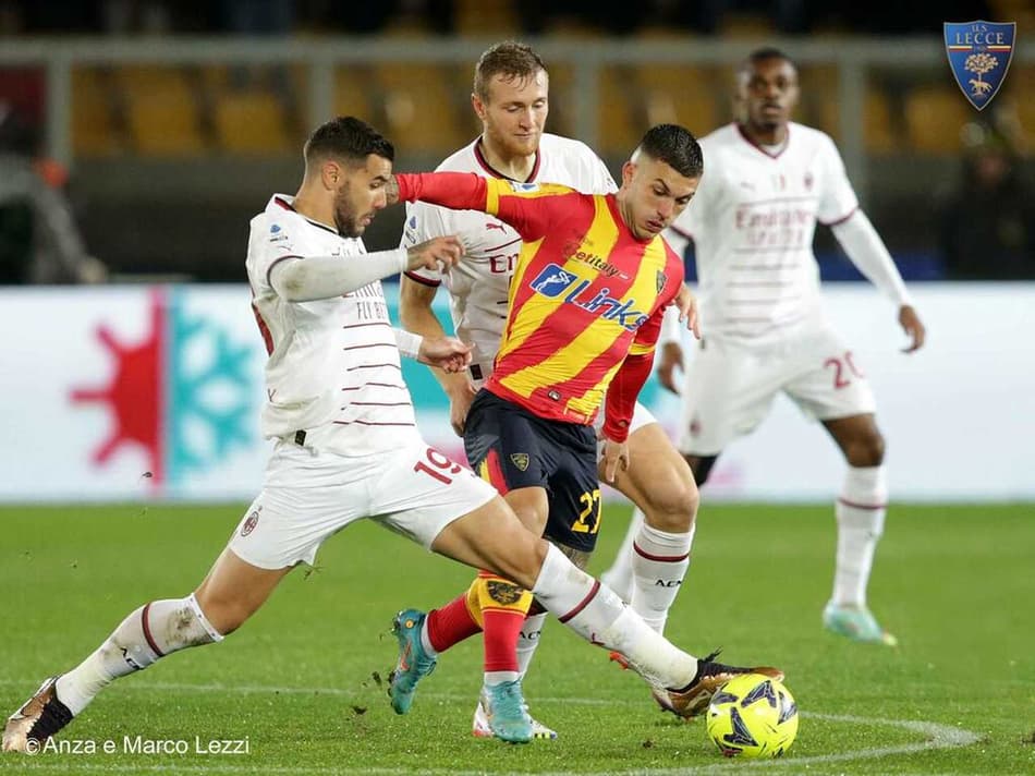 Destaque do Lecce, Gabriel Strefezza projeta confronto com Milan e duelo com Theo Hernández
