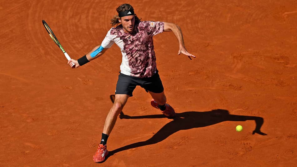 Stefanos Tsitsipas em ação pelo ATP 500 de Barcelona