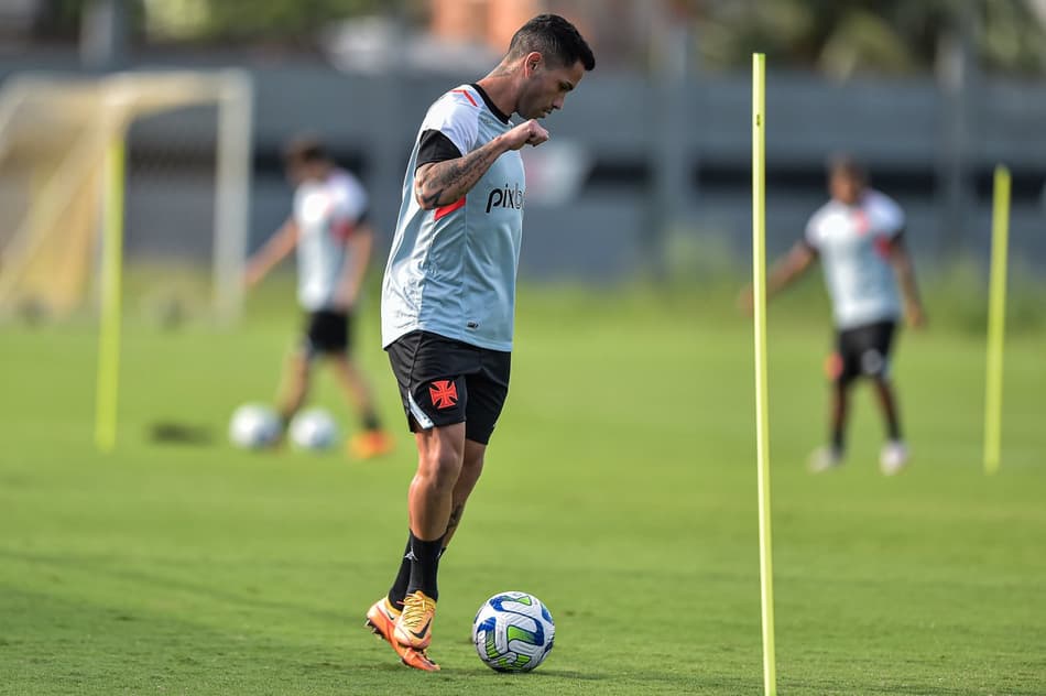 Já no BID, Carabajal faz primeiro treino pelo Vasco e está à disposição para estrear; veja vídeo