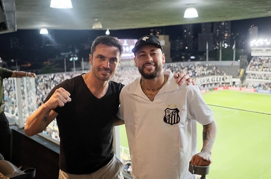 Neymar marca presença em jogo do Santos na Vila Belmiro e leva torcedores à loucura