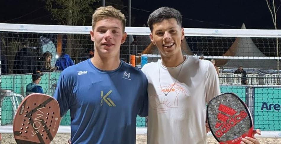 Augusto Russo de branco e Matheus Buemo de azul