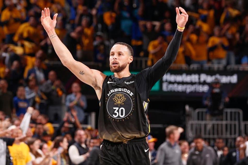 Sem Draymond Green, Stephen Curry lidera, faz história e Warriors supera Kings