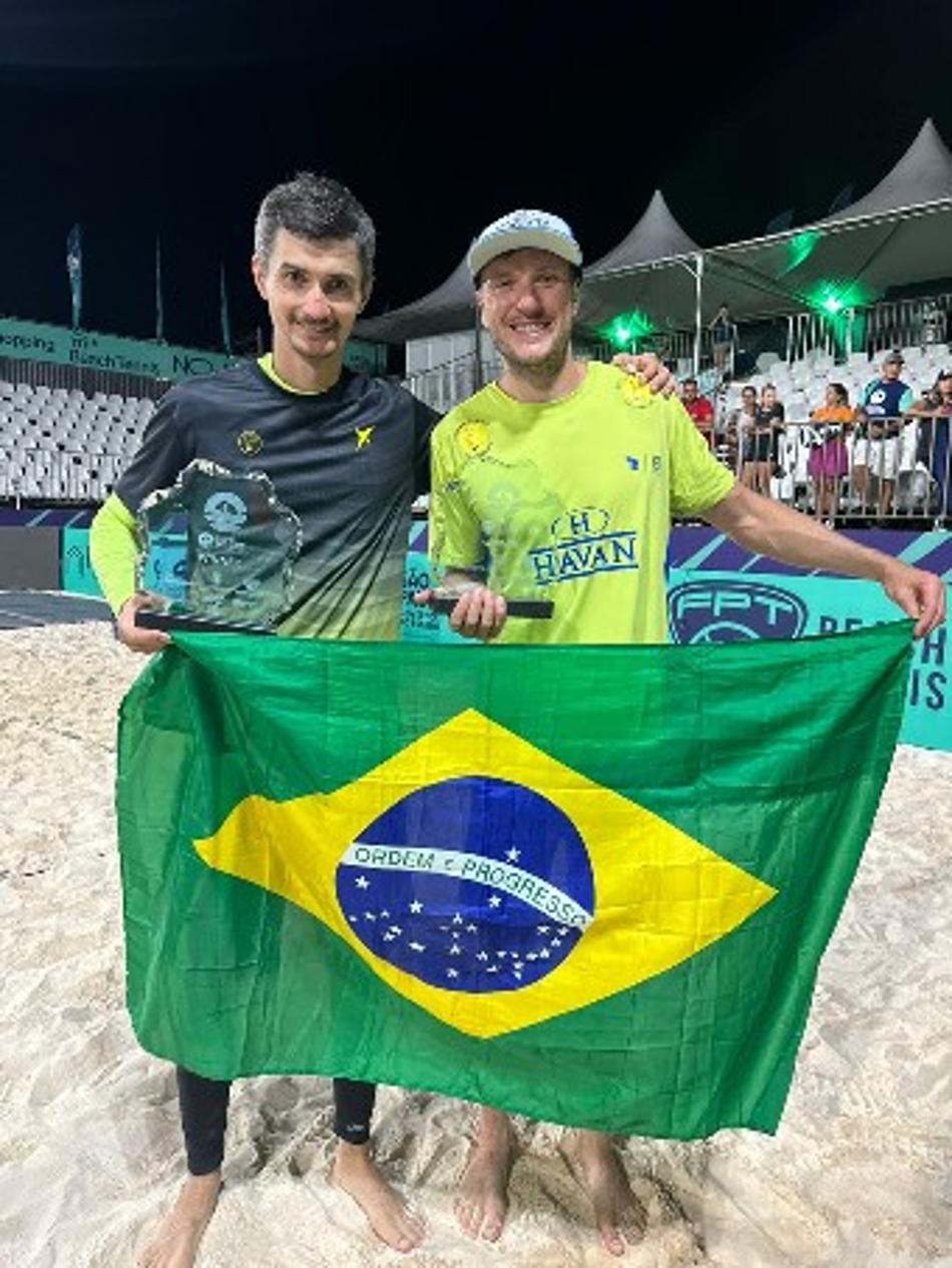 André Baran levanta o troféu com Nikita Burmakin