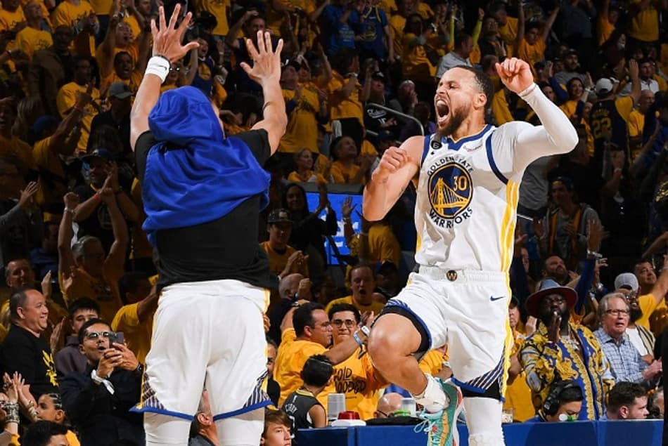 Em jogo insano, Stephen Curry comanda, Warriors vence Kings e iguala série