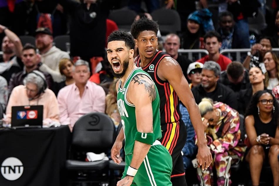Com Tatum e Jaylen Brown dominantes, Celtics supera Hawks e aproxima classificação