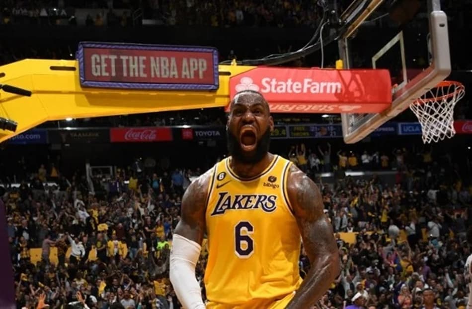LeBron James decide, Lakers bate Grizzlies na prorrogação e fica a uma vitória das semifinais