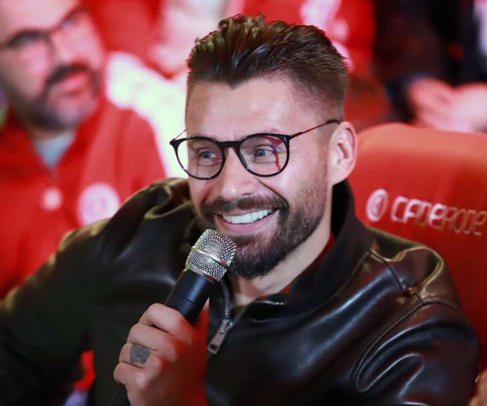 Internacional faz homenagem ao ex-atacante Rafael Sobis