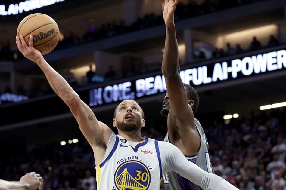 Stephen Curry lidera, Warriors vence Kings fora e fica a um triunfo das semifinais