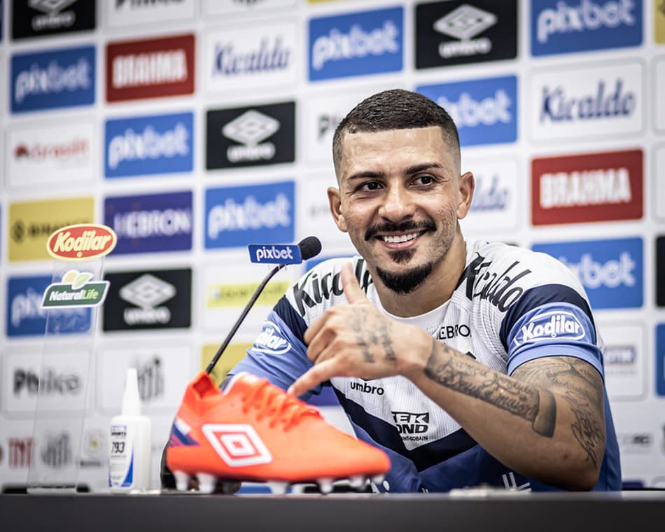 Volante Alison se emociona após reestrear pelo Santos: ‘Sentimento único’