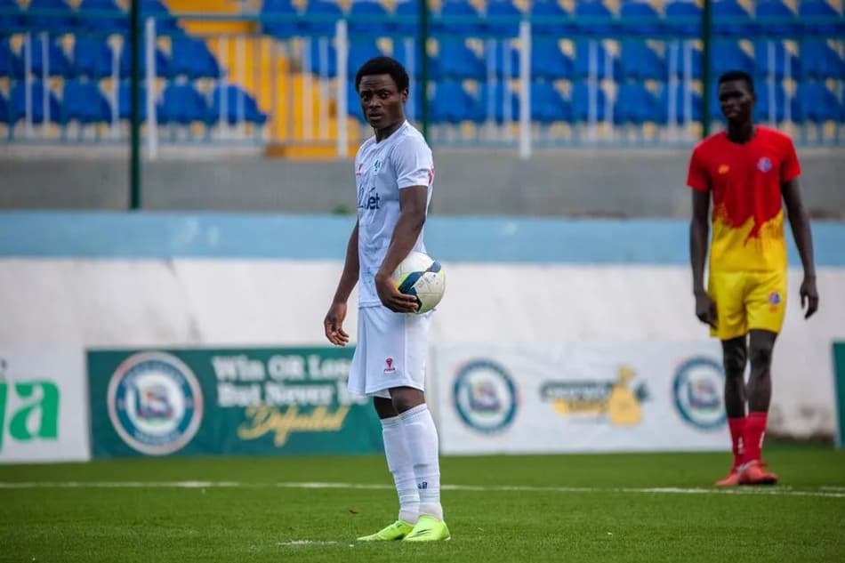 Atacante nigeriano chega ao Rio para assinar com o sub-20 do Flamengo