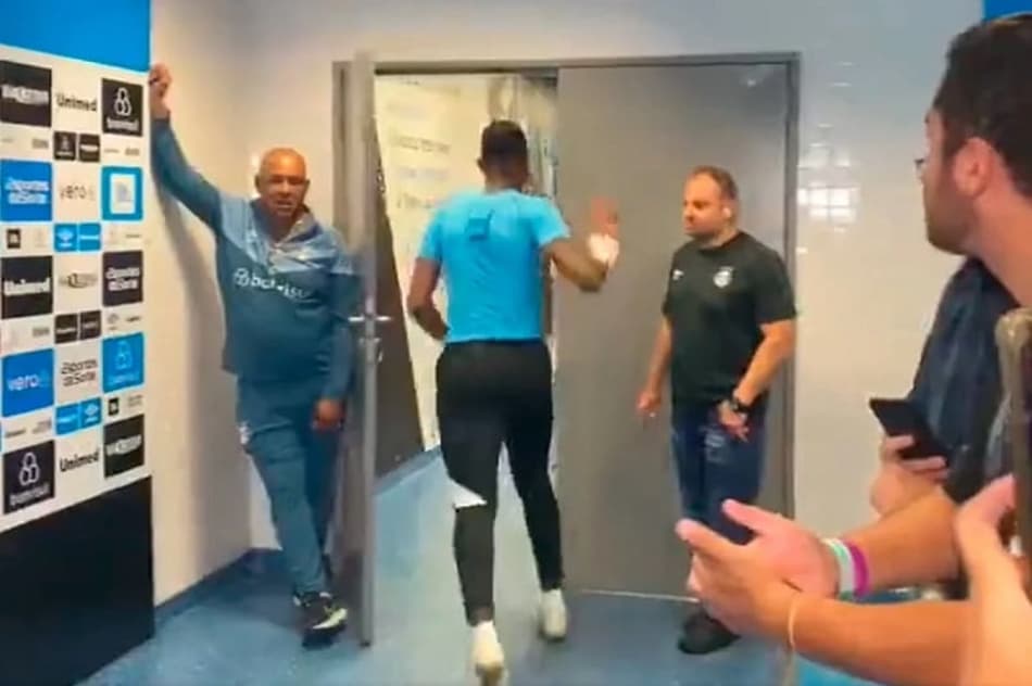 VÌDEO: Adriel dá soco em porta de vestiário após ser vaiado pela torcida do Grêmio