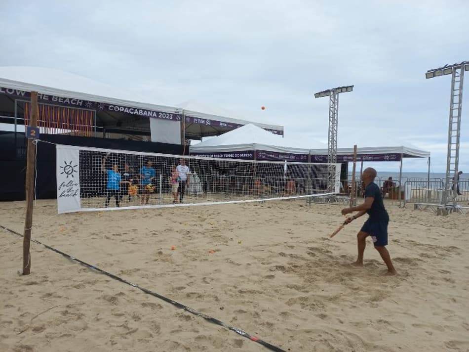 Follow the Beach Copacabana começa com capacitação de professores e terá clínica com crianças de comunidades carentes