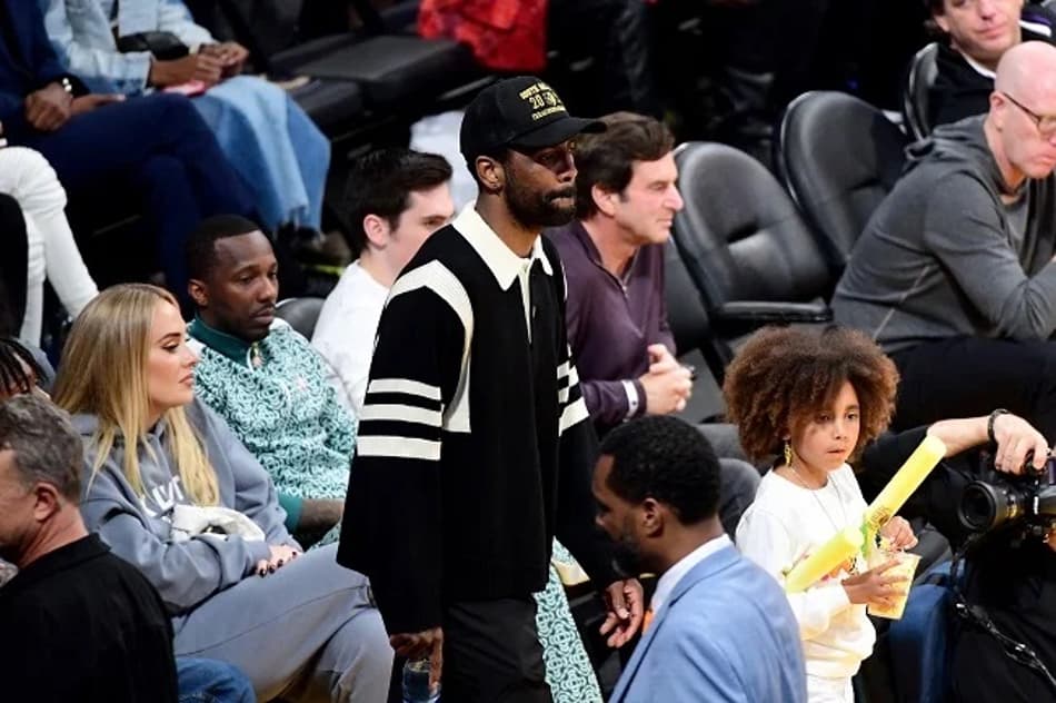 Kyrie Irving aparece em jogo do Lakers e aumenta rumores