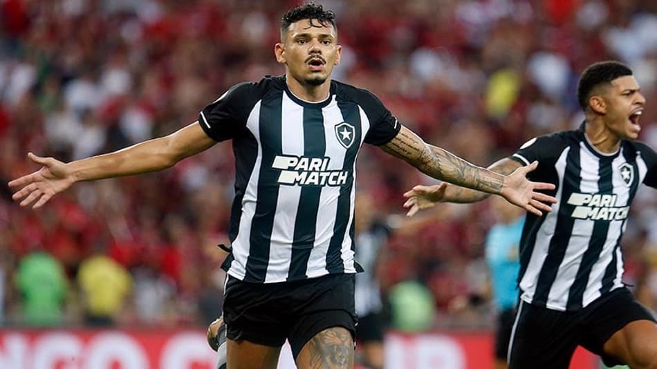 Tiquinho Soares brilha, Botafogo vence o Flamengo em jogo quente e assume a liderança do Brasileirão